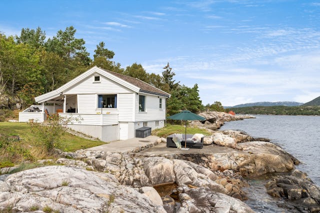 Welcome to Forevegen 145 - a fantastic leisure property with an idyllic location by the sea, in the beautiful landscape of Hervik.