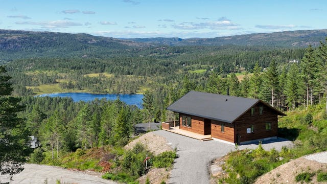 This cabin offers a good standard and is a spacious construction spread over two floors, including a main floor and a loft.