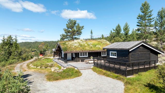 PRIVATmegleren Park ved Lars Jakob Aarak har gleden av å få presentere denne flotte hytta med idyllisk beliggenhet på Huvtjønnleiken i Nissedal kommune.