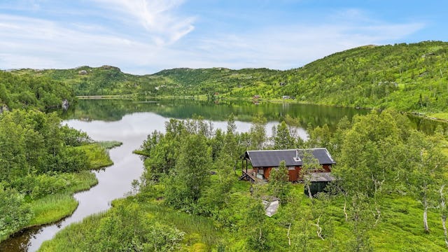 Aktiv Eiendomsmegling v/Tomi Christian Johansen, presents a cozy cabin located in a very attractive hunting and fishing area.