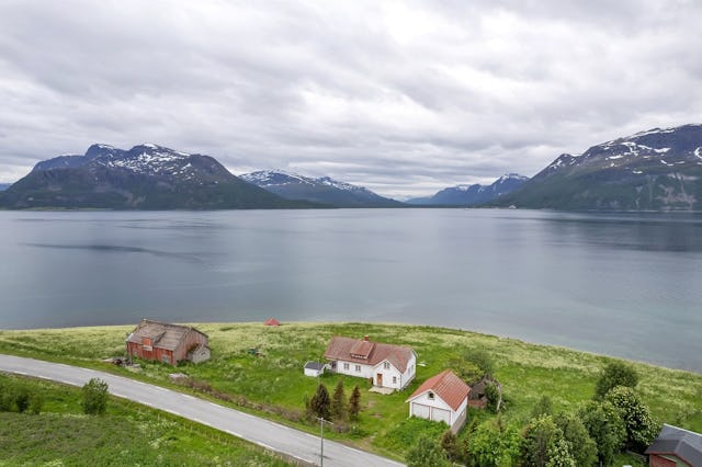 Welcome to Lyngen - Ullsneset, Svensby. Abandoned farm property with shoreline at Ullsfjorden in Lyngen.