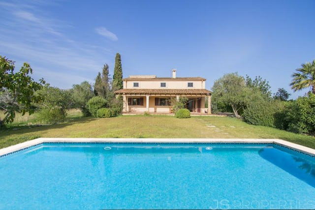 BEAUTIFUL TRADITIONAL VILLA IN POLLENSA FOR SALE