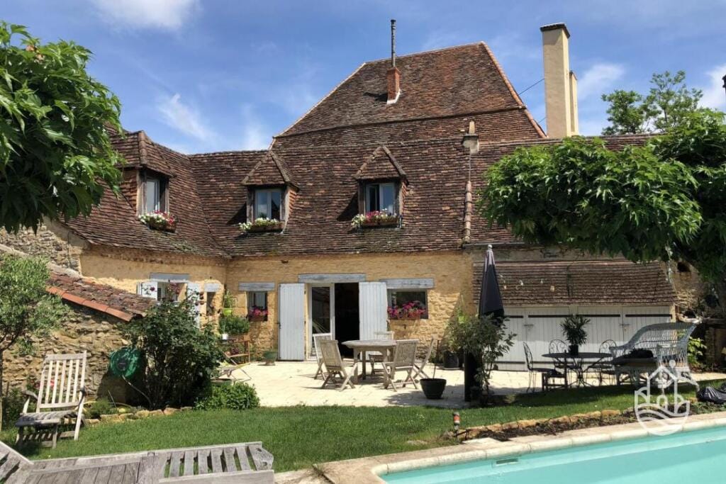 https://media.rightmove.co.uk/101k/100519/167101136/100519_100519_527915_IMG_00_0000.jpeg