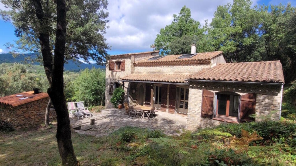 https://media.rightmove.co.uk/101k/100519/168463826/100519_100519_631304_IMG_00_0000.jpeg