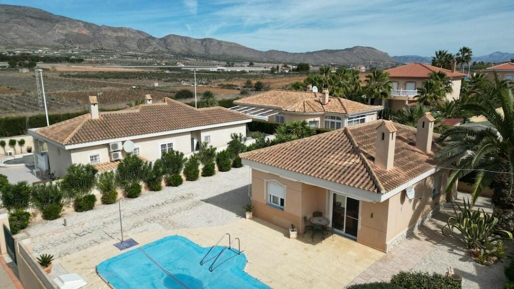 https://media.rightmove.co.uk/103k/102802/132958760/102802_HVH-MDC1LM_IMG_00_0000.jpeg