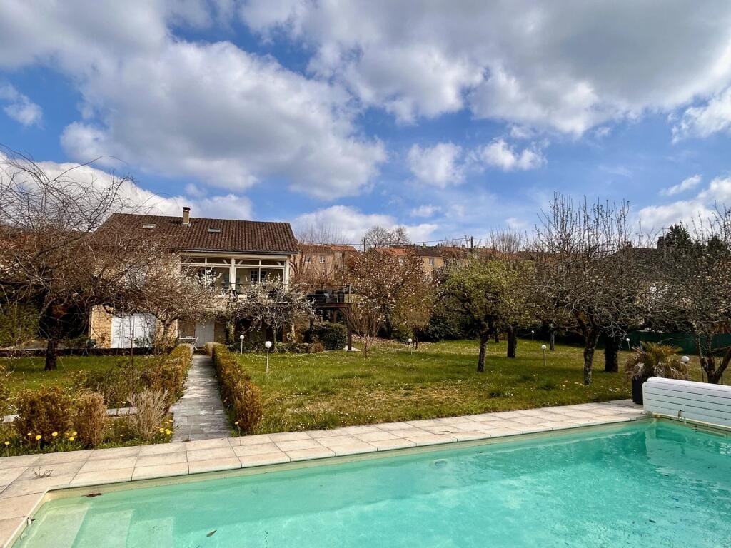 https://media.rightmove.co.uk/171k/170807/163559327/170807_BVI79549_IMG_00_0000.jpeg