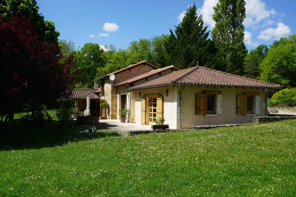 https://media.rightmove.co.uk/82k/81218/161849621/81218_75011165628-1_IMG_00_0000.jpeg