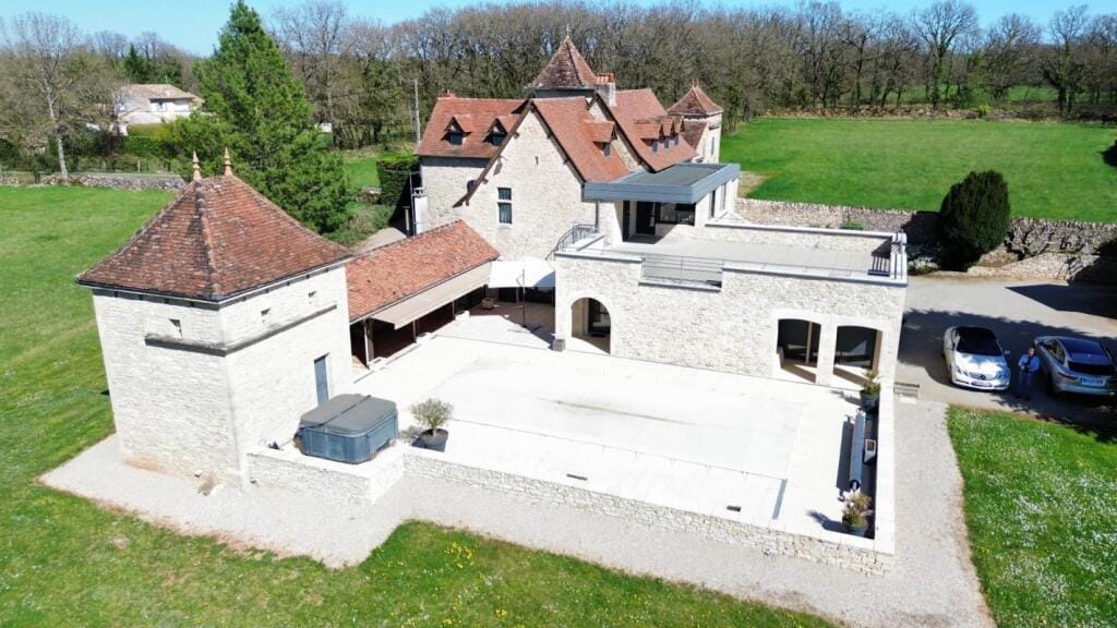https://media.rightmove.co.uk/95k/94792/161832623/94792_94792_7C0C93BC57E7479F_IMG_00_0000.jpeg