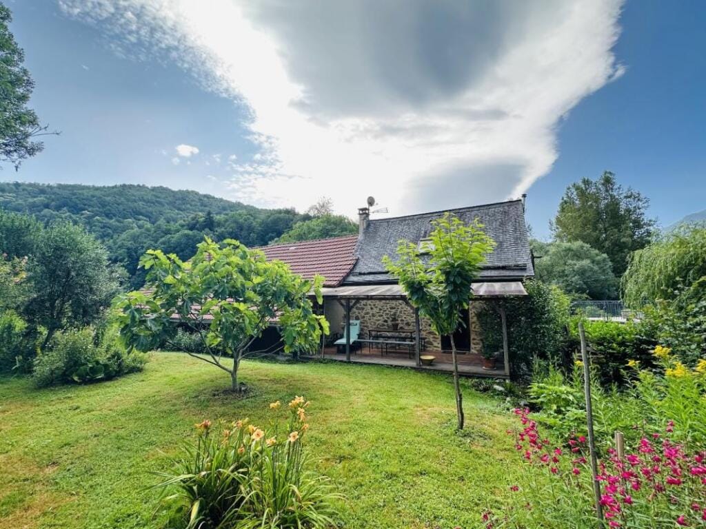 https://media.rightmove.co.uk/95k/94792/164488412/94792_E1FB012E9E8B4E32_IMG_00_0000.jpeg