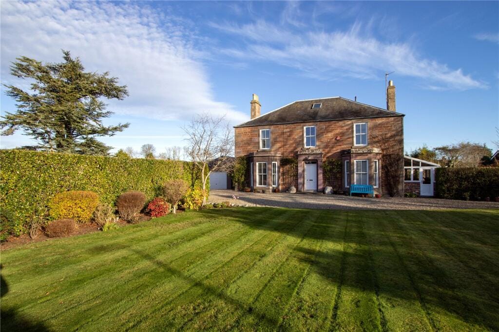 https://media.rightmove.co.uk/property-photo/039fbddfb/171653636/039fbddfbd3c6b98ff40e806758b526f.jpeg