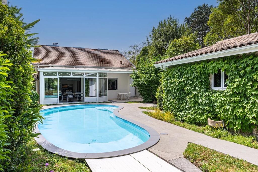 https://media.rightmove.co.uk/property-photo/33b969052/93898608/33b96905299385980bc293b011ebd78c.jpeg