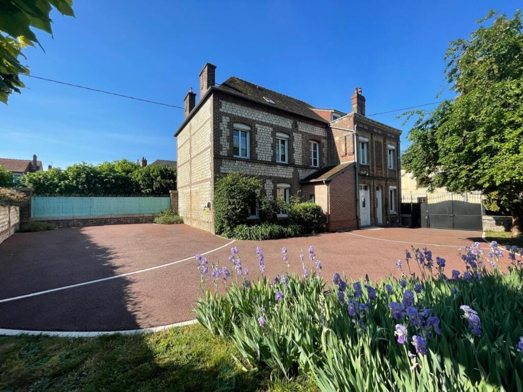 https://media.rightmove.co.uk/property-photo/4c709db1a/89617596/4c709db1aa7d066d90030fb54feef347.jpeg