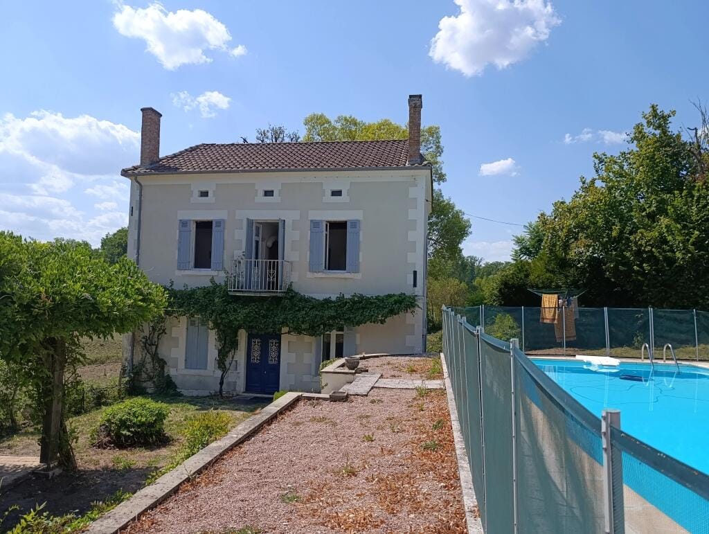 https://media.rightmove.co.uk/property-photo/82a99d0bc/91427943/82a99d0bca59872d9fc1d12c7c219b5d.jpeg