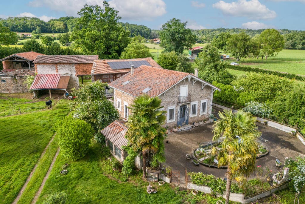 https://media.rightmove.co.uk/property-photo/8b29ee60a/92208408/8b29ee60ac0dc9abeb7c9a71e2aba544.jpeg