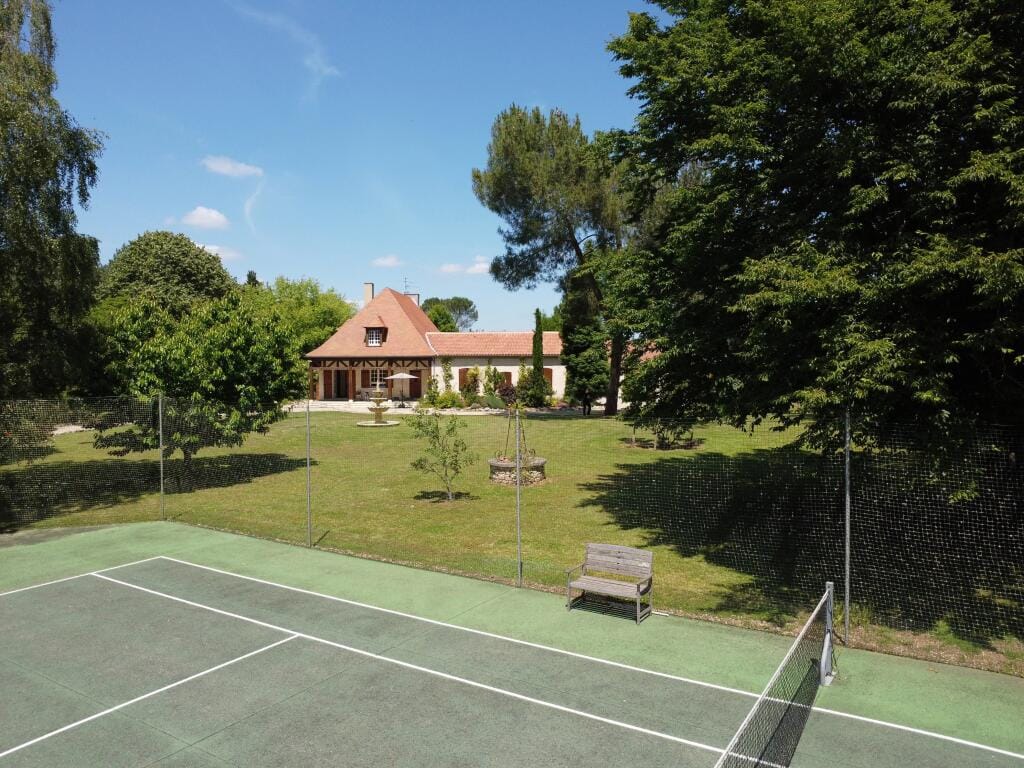 https://media.rightmove.co.uk/property-photo/a860ce3de/88038708/a860ce3dea2b3bb9763916dc6aed03d5.jpeg