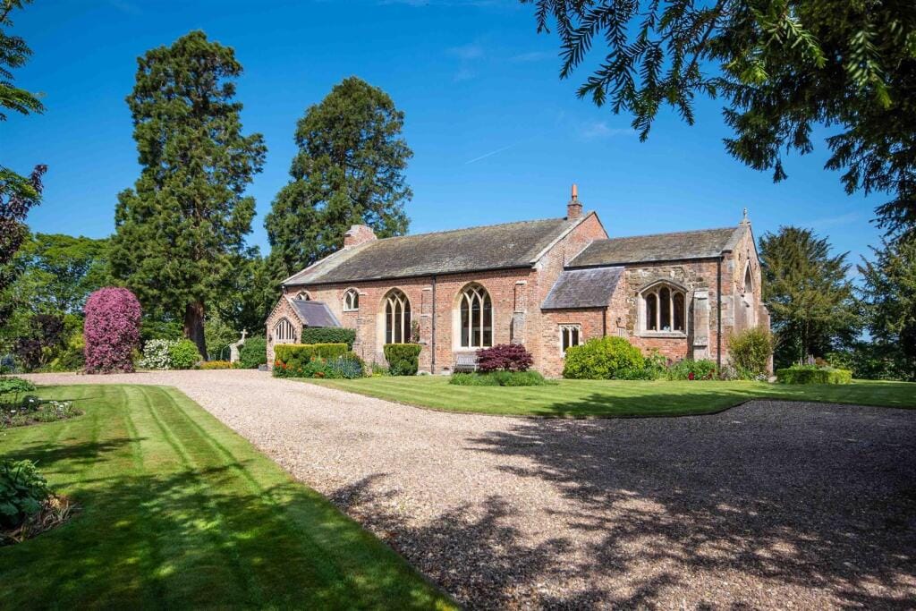 https://media.rightmove.co.uk/property-photo/baace5666/91058502/baace5666e2e3f5f3f71d6030bcf30a2.jpeg