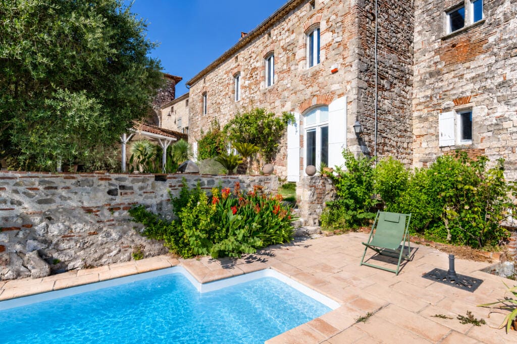 https://media.rightmove.co.uk/property-photo/c337226c3/92208375/c337226c362a7ee9ef2161ae81fc13f9.jpeg