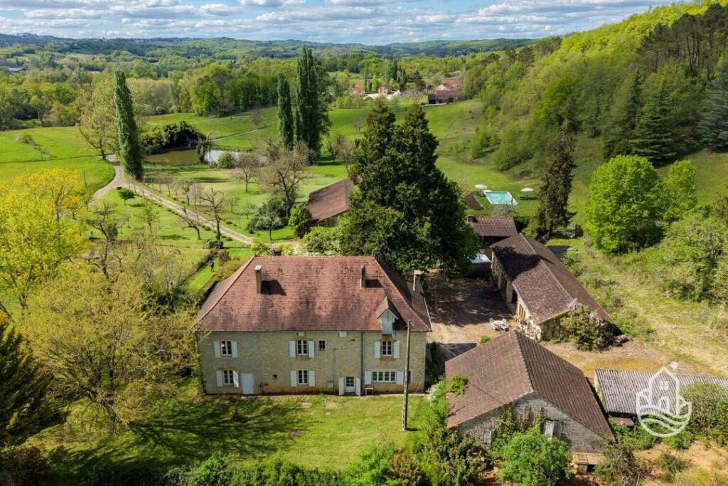 https://media.rightmove.co.uk/property-photo/d0811fa3e/175047887/d0811fa3e0087abc0351d5f8762be622.jpeg