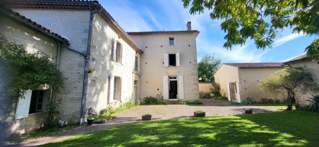 https://media.rightmove.co.uk/property-photo/e00b1bf74/94378449/e00b1bf741931a505072b82e5833f5b2.jpeg