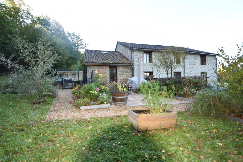 https://media.rightmove.co.uk/property-photo/f9f1acce7/94378443/f9f1acce72d3b7b2d15beaf59dd40c4f.jpeg