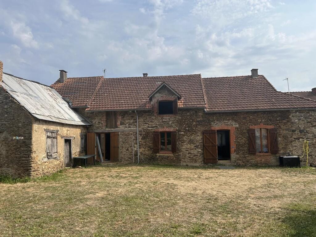 https://storage.googleapis.com/homestra-images/property-image-31939861-2072-49e8-9e2a-7e68c147f7fd-1759663435.jpg