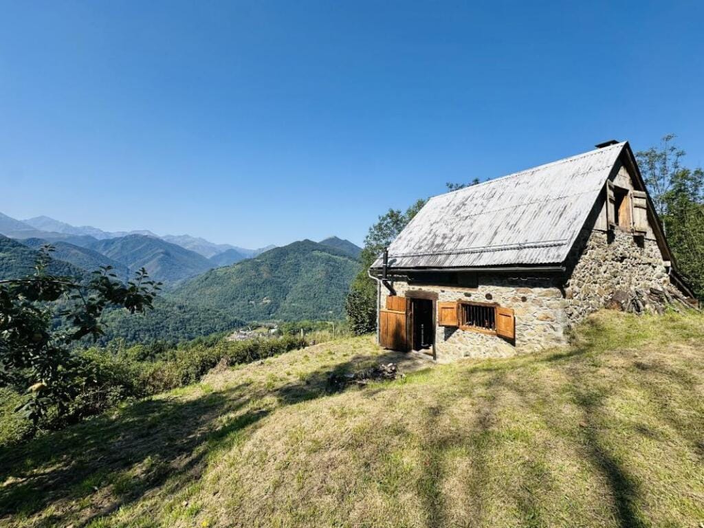 https://storage.googleapis.com/homestra-images/property-image-9ca8a5a2-ac50-48d2-be32-6be90d01f27a-1757762544.jpg
