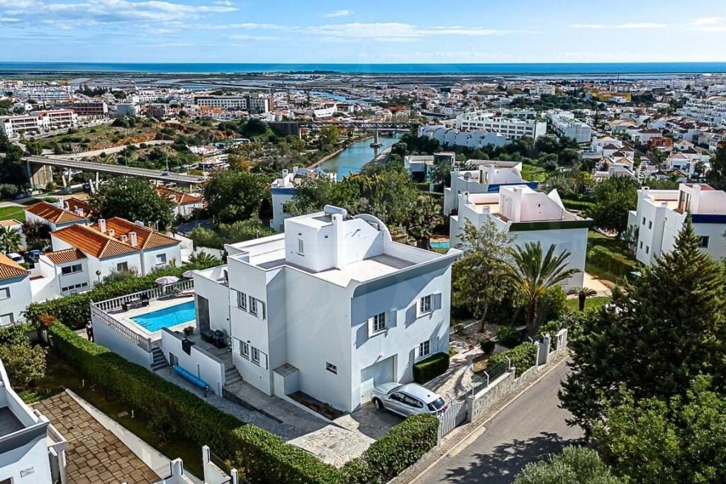 https://storage.googleapis.com/homestra-images/property-image-e60a01de-bd4b-4154-aa00-e82cc83014f4-1788702184.jpg