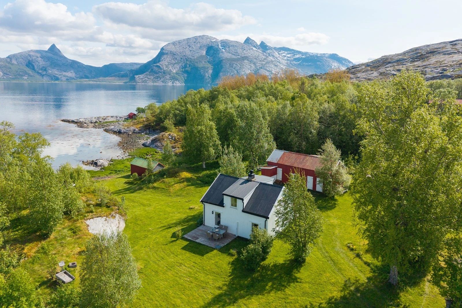 https://storage.googleapis.com/homestra-images/property-image-f8811df9-01ef-4308-a6f2-5ad166590912-1750784994.jpg