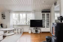 https://bilder.hemnet.se/images/itemgallery_cut/7b/a1/7ba11d54e811e91a7886f7a506559f4a.jpg