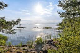 https://bilder.hemnet.se/images/itemgallery_cut/b1/12/b11285c4395c7b1472ac4d0c50e718b6.jpg