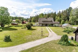 https://bilder.hemnet.se/images/itemgallery_cut/de/40/de40b1af8734957a501a5db655b99d18.jpg