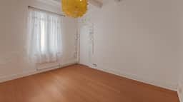 https://media.rightmove.co.uk/101k/100519/161811632/100519_100519_535724_IMG_05_0000.jpeg