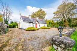 https://media.rightmove.co.uk/105k/104918/141912788/104918_NephinCottage_IMG_01_0000.jpeg