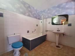 https://media.rightmove.co.uk/82k/81218/168348653/81218_75011164903-1_IMG_05_0000.jpeg