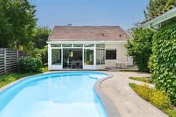 https://media.rightmove.co.uk/property-photo/01690e7f6/93898608/01690e7f67ad0e4878db92581788959f.jpeg