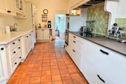 https://media.rightmove.co.uk/property-photo/02dc1bef5/172891610/02dc1bef519b461a7483e46530679aa6.jpeg