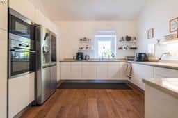 https://media.rightmove.co.uk/property-photo/05935caea/89567700/05935caea2b7a4fe2fa850924167f007.jpeg