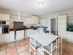 https://media.rightmove.co.uk/property-photo/09fbeaf31/93894054/09fbeaf31e3a13dfda8d465e3f987d02.jpeg