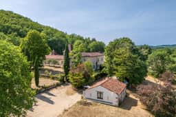 https://media.rightmove.co.uk/property-photo/155fdee61/92026197/155fdee6157464fb9409831d47e5c150.jpeg