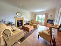https://media.rightmove.co.uk/property-photo/1c565dbdf/89663223/1c565dbdf67490614f3ae759f308c40d.jpeg
