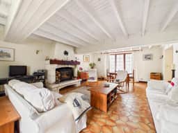 https://media.rightmove.co.uk/property-photo/203393db7/89663229/203393db7c632ff103146705e6457338.jpeg