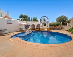 https://media.rightmove.co.uk/property-photo/2ae794fb7/92022303/2ae794fb7e8838578171739714462a57.jpeg