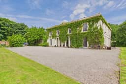 https://media.rightmove.co.uk/property-photo/3907286d8/90141648/3907286d815f80763f3a857644e49247.jpeg
