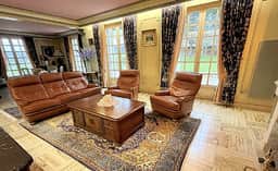 https://media.rightmove.co.uk/property-photo/44f730b2c/89477940/44f730b2c0f29e225cbda75374a8d255.jpeg