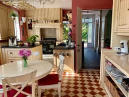 https://media.rightmove.co.uk/property-photo/49e15f755/89617596/49e15f7555ffc3219744ec9fa3b0fe9f.jpeg