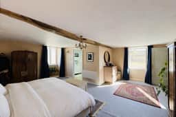 https://media.rightmove.co.uk/property-photo/4f555a17b/89554779/4f555a17b34b2ecb6600452f98023924.jpeg