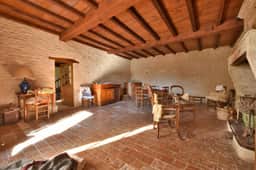 https://media.rightmove.co.uk/property-photo/5b894b68b/94378449/5b894b68b0bf7c203bd823ccc1fce0a9.jpeg