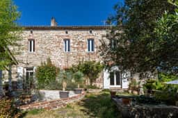 https://media.rightmove.co.uk/property-photo/5e1e8aa94/92208375/5e1e8aa945715ead3651b75a12654af4.jpeg