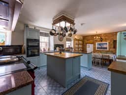 https://media.rightmove.co.uk/property-photo/60093b472/91255350/60093b472b43d187ebe2f7be64843c49.jpeg