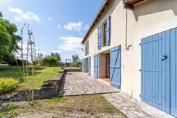 https://media.rightmove.co.uk/property-photo/610c41489/93870567/610c41489f653686fb638962027eab57.jpeg